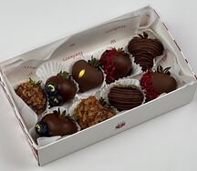 Коробка с клубникой Шанель