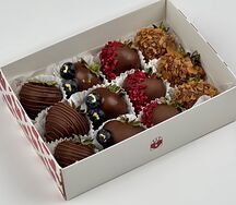 Коробка с клубникой Шанель