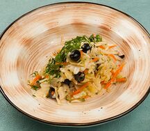 Салат из свежей капусты с кукурузой, оливками и огурцом