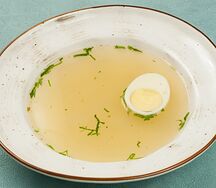 Куриный бульон с яйцом и гренками