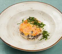 Слоеный салат с копченой курицей и шампиньонами