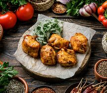 Шашлык из куриного филе с лавашом, зеленью, луком и соусом