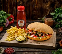 Жаркое из говядины с холодным салатом, картофель фри, морс