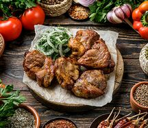 Шашлык из cвинoй шеи с лавашом, зеленью, луком и соусом