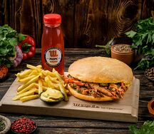 Жаркое из курицы с горячим салатом, картофель фри и морс