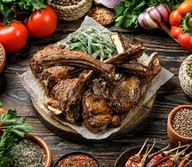 Шашлык из баранины (каре и ребрышки) с лавашом, зеленью, луком и соусом