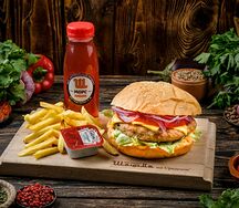 Бургер из курицы с сыром, картофель фри, соус и морс собственного приготовления