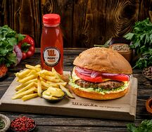 Бургер из говядины с сыром, картофель фри, соус и морс собственного приготовления