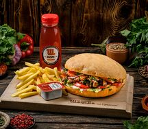 Жаркое из говядины с горячим салатом, картофель фри, соус и морс