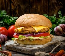 Бургер с курицей и сыром