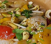 Тёплый салат с куриным филе и кешью