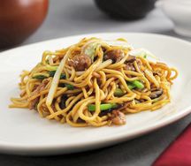 Лапша жареная с говядиной и овощами