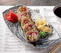 Жареный ролл с креветкой и сыром