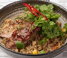 Жареный рис со свининой и овощами
