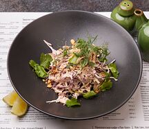 Салат по-китайски с пряной курицей на гриле