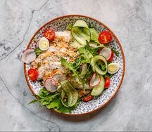Салат с курицей гриль