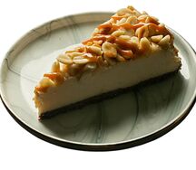 Чизкейк шоколадно-ореховый с солёной карамелью