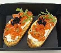 Брускетта с лососем песто