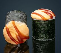 Ролл запеченный с копченым лососем