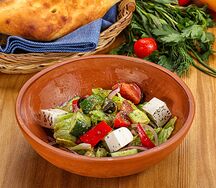 Греческий салат с сыром фета