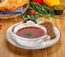 Борщ с говядиной и сметаной