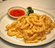 Кальмары кольцами в кляре с чили соусом