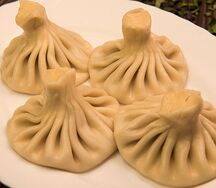 Хинкали со свининой, говядиной и зеленью