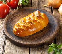 Печеный пирожок с картошкой и сосиской