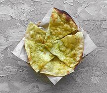 Фокачча с сыром и соусом песто