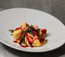 Жареный камамбер с малиновым соусом