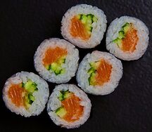 Ролл с лососем и огурцом