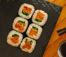 Ролл с копченым лососем