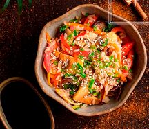 Чесночный рис с овощами