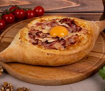 Хачапури по-аджарски с беконом