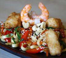 Курица и креветка с пшеничной лапшой