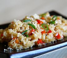 Чесночный рис с овощами