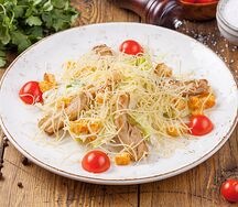 Салат Цезарь с курицей