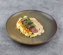 Говядина гриль с картофельным пюре и луковыми чипсами
