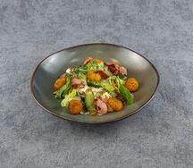 Салат с колбасками и картофельными клецками