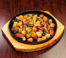 Картофель, жаренный со свининой и колбасками на сковороде