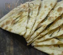 Фокачча из пшеничной муки с розмарином