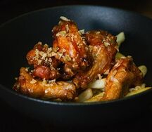 Крылья в карамели и фри