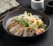 Салат Цезарь с курицей