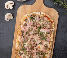 Пинца с ветчиной и грибами