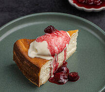 Чизкейк с вишневым соусом