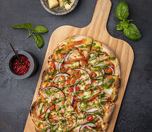 Пинца цыпленком и песто