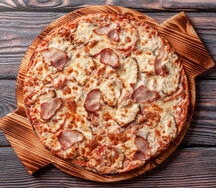 Пицца с копченостями