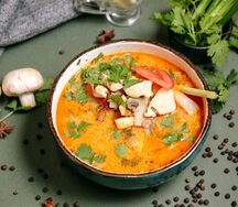 Том Ям с курицей и кальмарами с рисовой лапшой