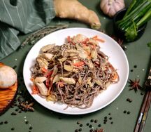 Соба с куриным филе в сливочно-чесночном соусе
