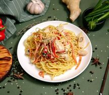 Яичная лапша с куриным филе в сливочно-чесночном соусе